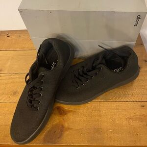 Atoms Black Sneakers